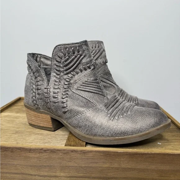 Not Rated Nosara ankle boots in a grey - Picture 2 of 10